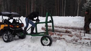 Телега для добычи и перевозки леса и квадроцикл