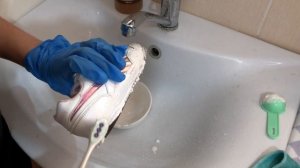 Белую подошву отчищаю за 3 минуты. Покажу совет для умных и ленивых,  я пользуюсь им не первый год