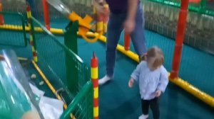 Девочки прыгают на батуте! Играют на детской площадке!