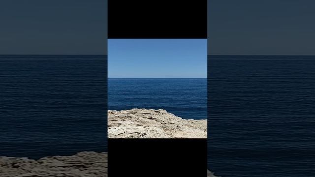 Огромные обломки скал на побережье Северного Кипра. Море, скалы, прибой...