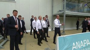 Владимир Путин и Дмитрий Медведев осмотрели новейш...порткомплекс, где тренируются наши волейболисты