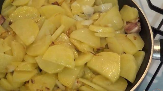Омлет с картошкой и колбасой