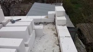 Второй этаж из газобетона.Кладка первого ряда.