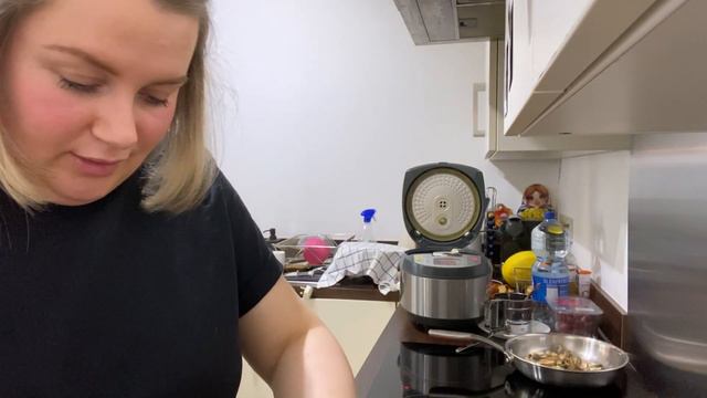 ГОТОВИМСЯ К ПАСХЕ/ДОМАШНИЙ ВЛОГ/ЗАКУПКА ПРОДУКТОВ/КРАШУ ЯЙЦА/РУЛЕТ ВМЕСТО КУЛИЧА смотреть онлайн