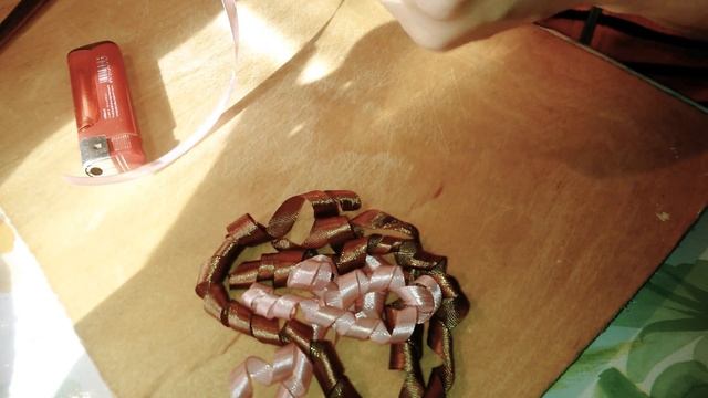 Закручиваем атласную ленточку за пол минуты. смотреть онлайн