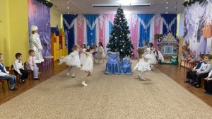 Танец снежинок. Старшая группа.