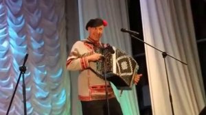 "А туманы стелятся, стелятся", (очень красивая песня под гармонь). Поёт Павел Комаров.