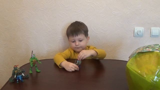 Черепашки Ниндзя большое яйцо сюрприз распаковка. Open the big surprise Ninja Turtles . смотреть онлайн