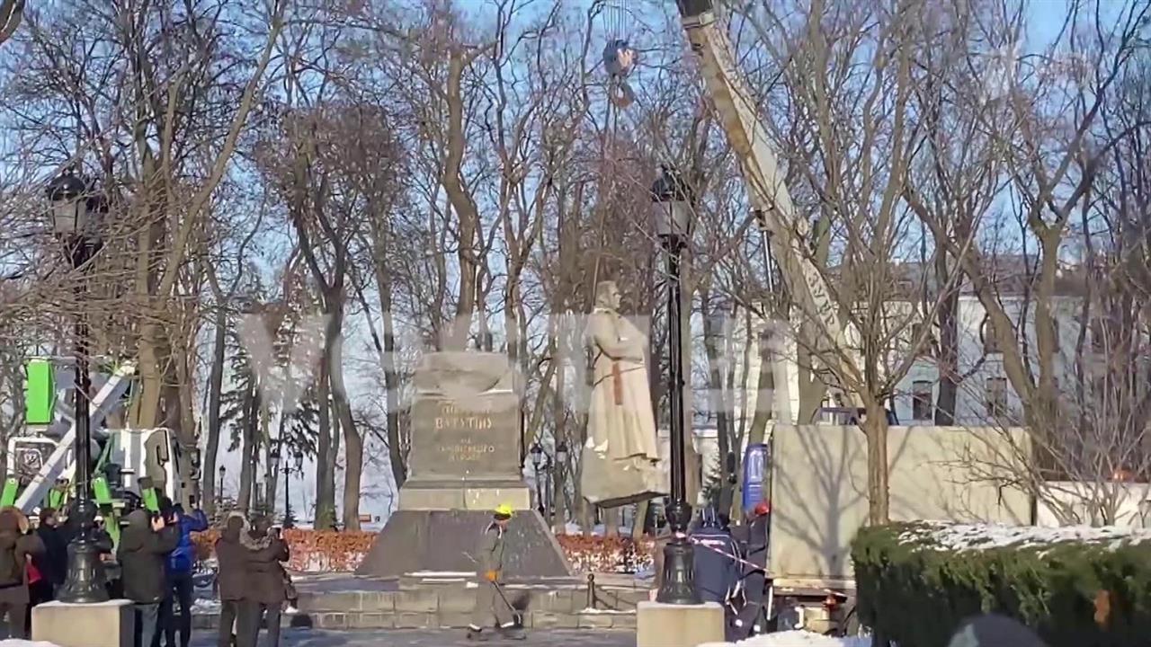 В Киеве снесли памятник генералу Николаю Ватутину