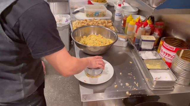 Chinese food for Christmas? Sneak into the kitchen with a giant steaming basket towering above смотреть онлайн