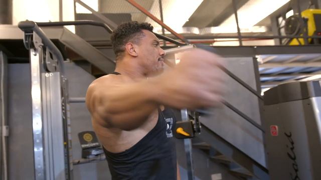 WORLD'S BIGGEST BODYBUILDER vs WORLD'S STRONGEST ARM WRESTLER! смотреть онлайн