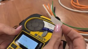 Печать этикеток-липучек BradyGrip для кабельных стяжек на портативном принтере Brady BMP21