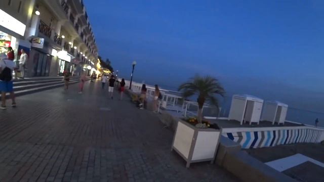 Сколько людей вечером на набережной в Сочи. Вечерняя прогулка по Сочи.
