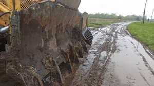 Бульдозер с самодельными клыками для корчëвки деревьев