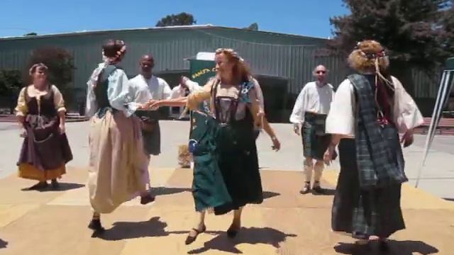 Santa Cruz Class of RSCDS-SF Branch dances Reel of the Royal Scots at the Scottish Renaissance Fair смотреть онлайн