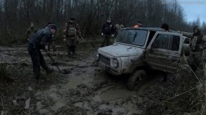 Отечественный внедорожник ЛуАЗ-969 застрял в болоте