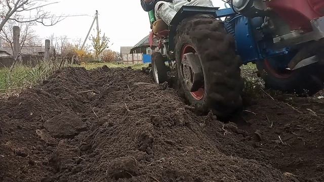 Мотоблок ,пахота с одаптером .