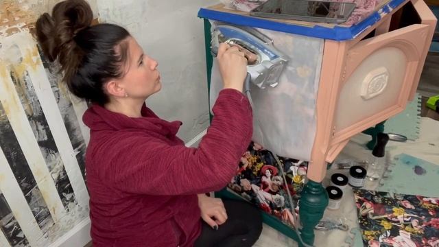 How to Decoupage Furniture with Wrapping Paper. смотреть онлайн