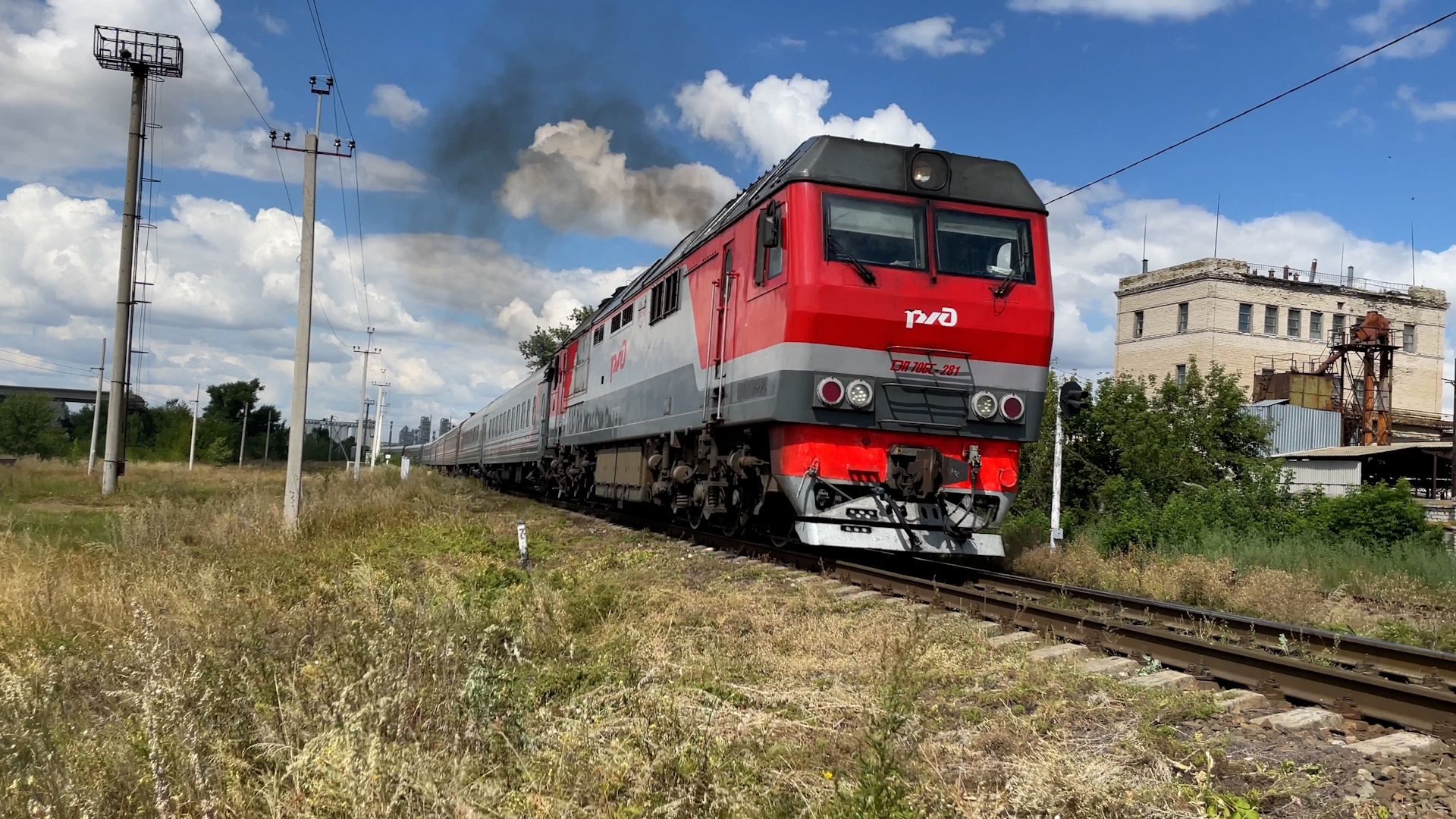 Тепловоз ТЭП70БС-281 с поездом №016 Москва-Волгоград, дымит.