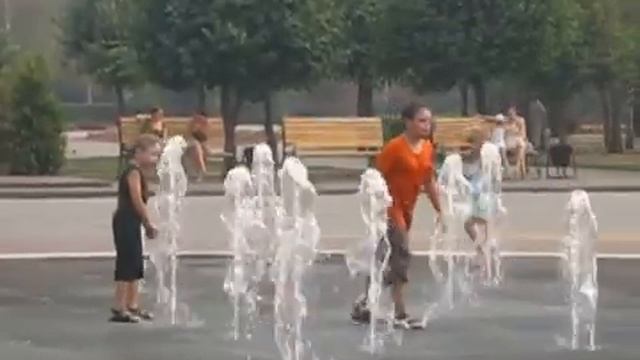 13.08.2010 "Мам, слушай!" мальчик и фонтан смотреть онлайн