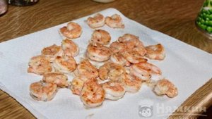 Заливное на овощном бульоне с жареными креветками