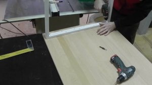 Стильный столик покрываем маслом