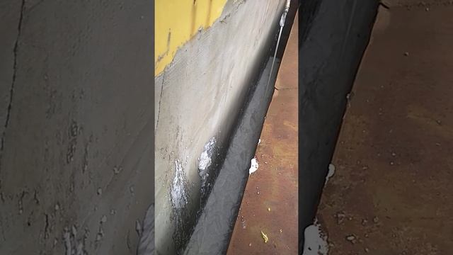 Утеплитель пенопласт Пеноизол между стеной дома и стеной железного гаража смотреть онлайн