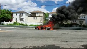Как работают пожарные в США.Машина загорелась во время езды. Car burning. Car blowing up.