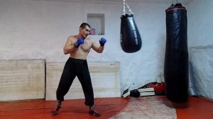 Тренирую сдвоенный удар "джеб+джеб с уклоном"