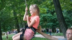 СУПЕР ТАРЗАНКА!!! ЗЛАТА И МИЛАНА КАТАЮТСЯ НА ТАРЗАНКЕ...