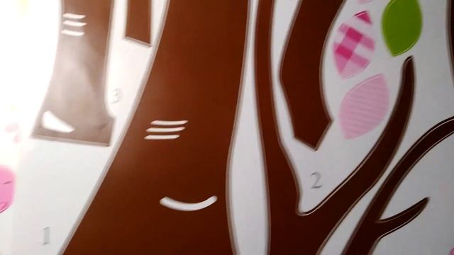 Детская наклейка на стену Зверята возле дерева