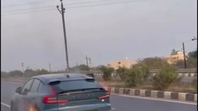 Rs 64 Lakhs Volvo C40 recharge caught fire shocked the EV industry!