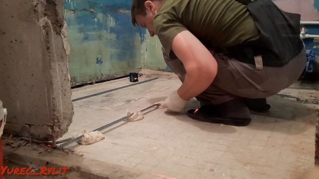 Выставляю маяки под заливку пола в ванной комнате смотреть онлайн