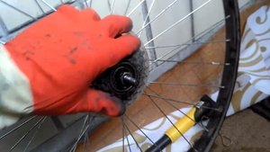 Как поменять спицу со стороны трещетки?