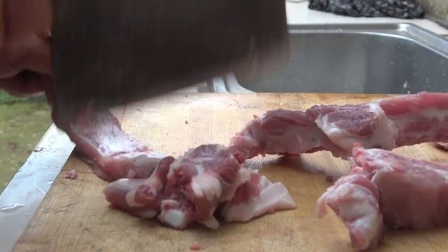 夏天“排骨”應該這樣吃，香濃清甜、肉質鮮嫩，一家人圍一桌，真幸福！ 【鐵鍋視頻】