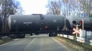 Грузовой поезд и легковой автомобиль столкнулись Нижегородской области