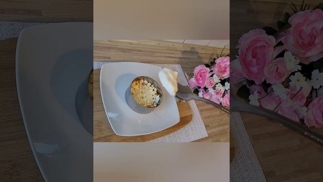 Салат с печенью трески,картошкой,морковью и яйцом. смотреть онлайн