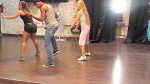 Учимся танцевать реггетон в школе Fiesta Latina