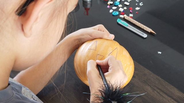 Как вырезать из тыквы главное украшение для дома на Хэллоуин "фонарь Джека". "Фонарь Жека". смотреть онлайн