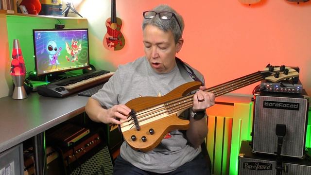 Cheap Thomann Bass Ukulele BUT Is It Any Good? смотреть онлайн