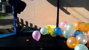 Лопаем шарики попой:-):-)