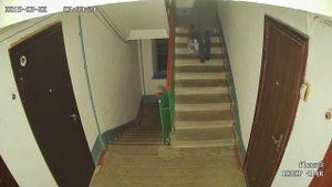 Почему в подъезде не стоит прикасаться к перилам