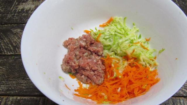 Мясные лепешки под сыром в духовке
