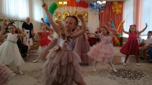 танец девчонок на выпускном!