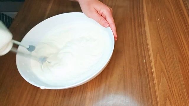 Самый нежный|Десерт с шоколадными хлопьями, сливочным кремом и ягодами смотреть онлайн