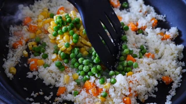Cauliflower Fried Rice - Жареный рис из цветной капусты смотреть онлайн