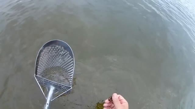 В воде еще много ЗОЛОТА! Пляжный поиск с металлоискателем и скупом в МОРЕ!