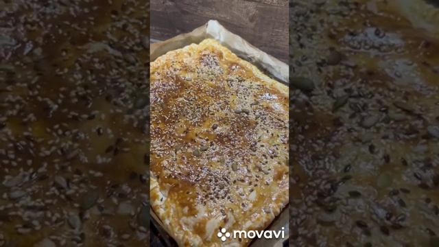 Пирог из готового слоёного теста-с курочкой,сыром и помидорками , с присыпкой?