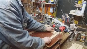 Сколачивание рамок с помощью пневмостеплера закреплённого на столе