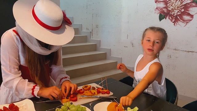 Софочка делает поделки из фруктов с Мэри Поппинс☂️! смотреть онлайн